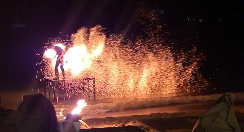 מופעי אש בכפר הדייגים בקוסמוי